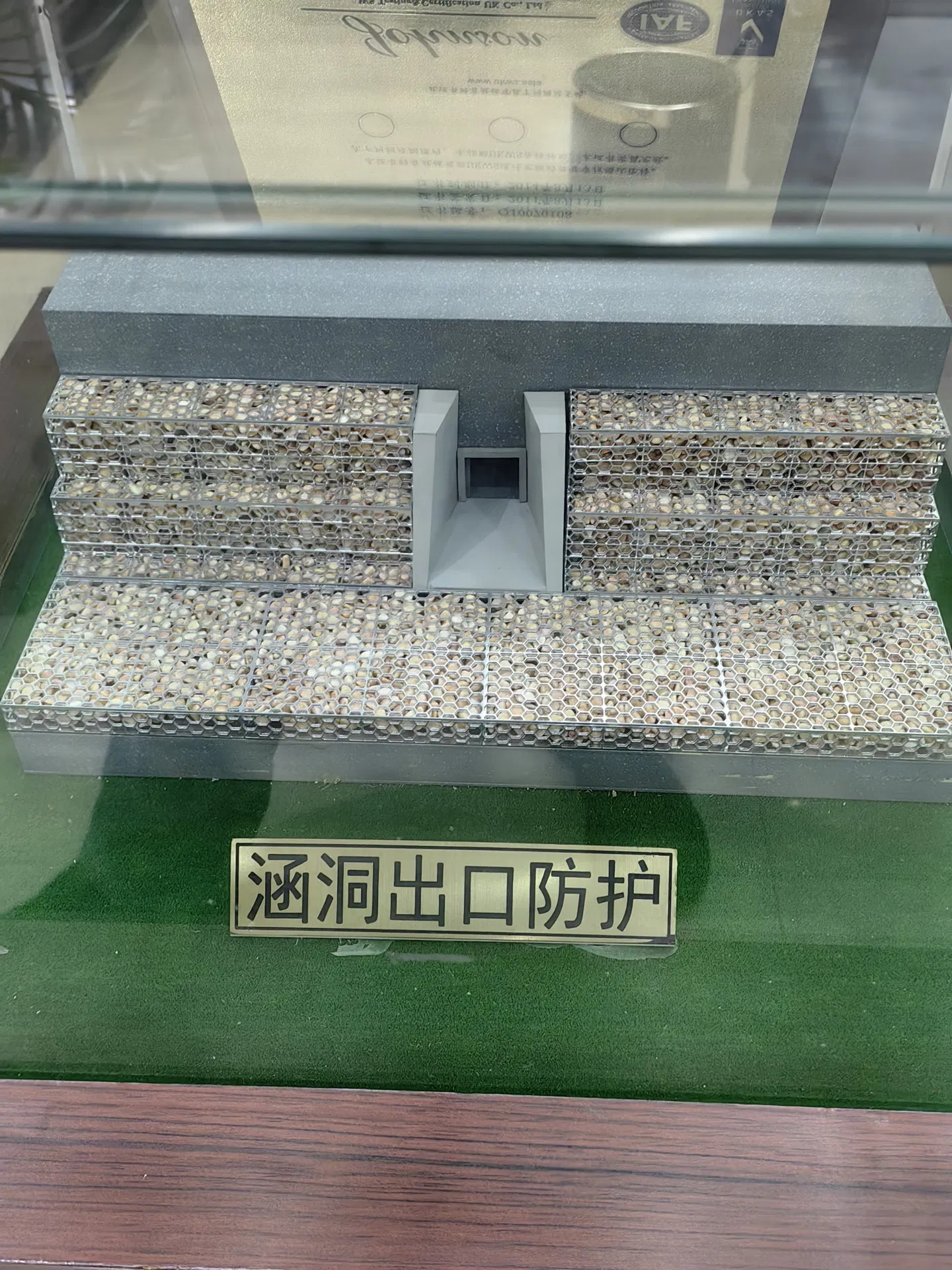 Hand-Made Corporate Showcase Sculpture, Customize for Office Display Needs