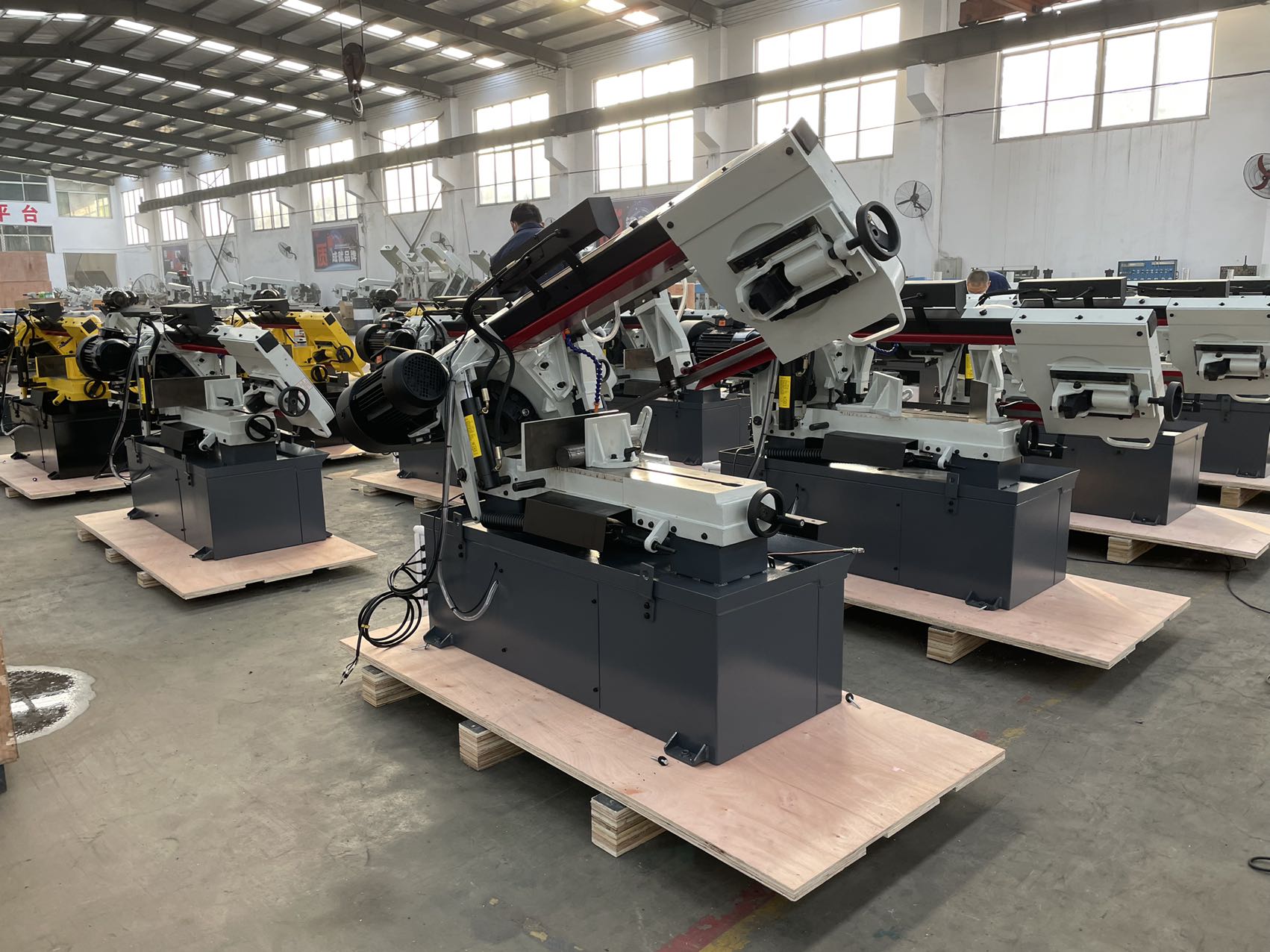 Станок ленточнопильный портативный настольный BS-1018B