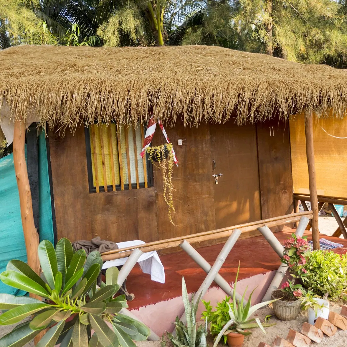 Eco Friendly Synthetic Thatch Roof Sheets for Garden and Poolside Roofs