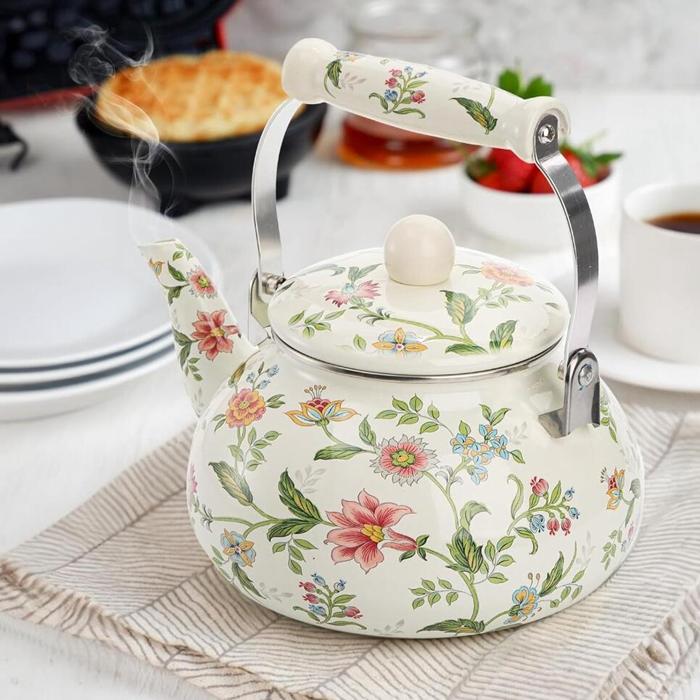 Эмалированный чайник для плиты в винтажном стиле