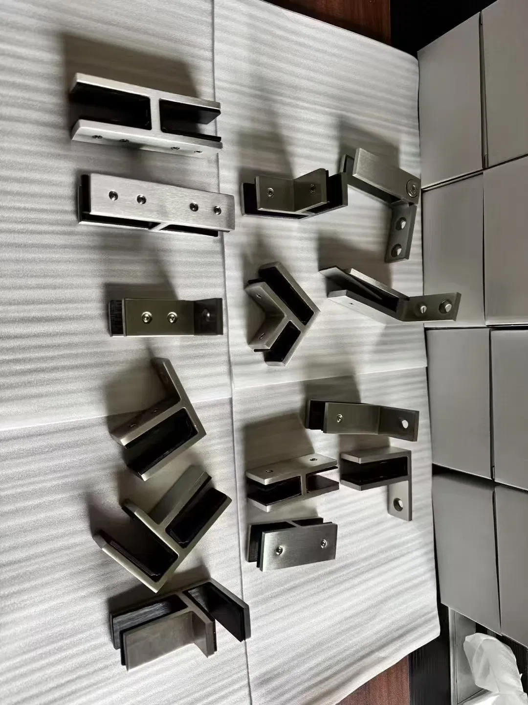 Made in China Indoor Stairs Brass Hardware Stainless Steel Glass Holder Bathroom Accessories