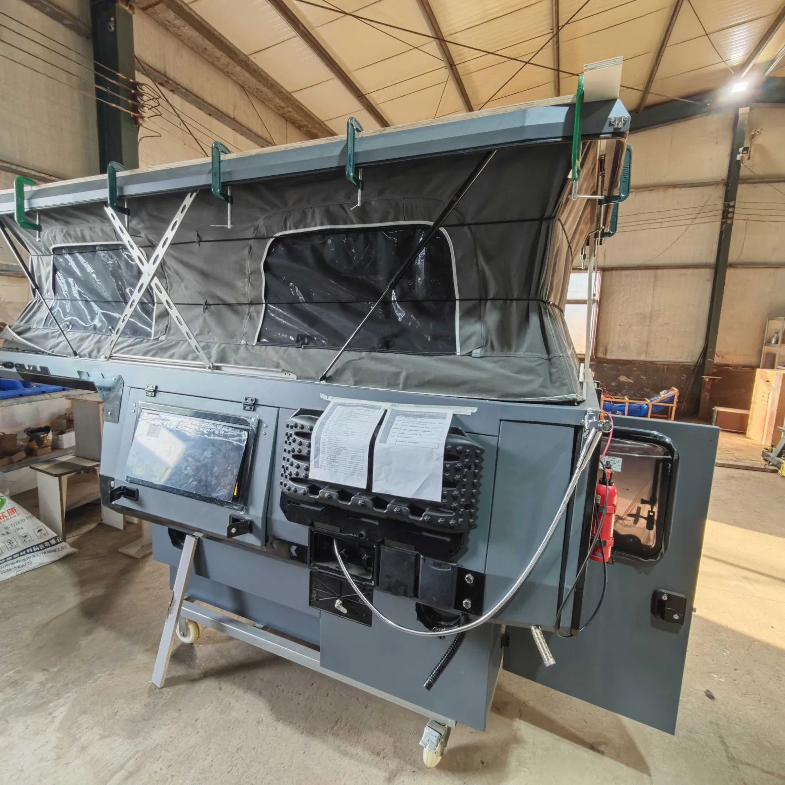 Lightweight Aluminum Pop up Truck Camper with Easy Lift Roof and Bed Space