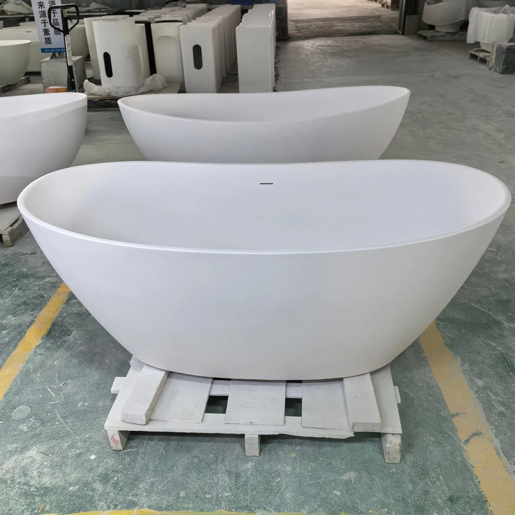 Отдельностоящая ванна из искусственного камня коричнево-серая