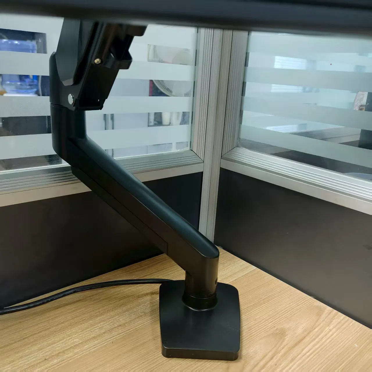 Кронштейн для монитора Amazon Basics, газлифт, до 32 дюймов