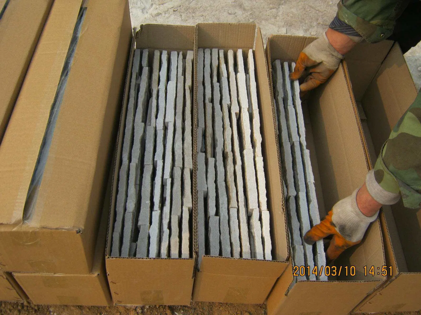 Natural Slate Stone for Outdoor Custom Size with Modern & Rustic Design High Antacid Erosion Resistance for Hotels Villas