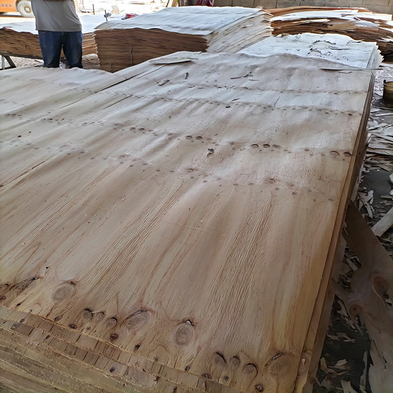 Pine Wood Rotary Cutting 2520mm * 1270mm * 1.7mm Grade AA Pine Veneer for Plywood Core