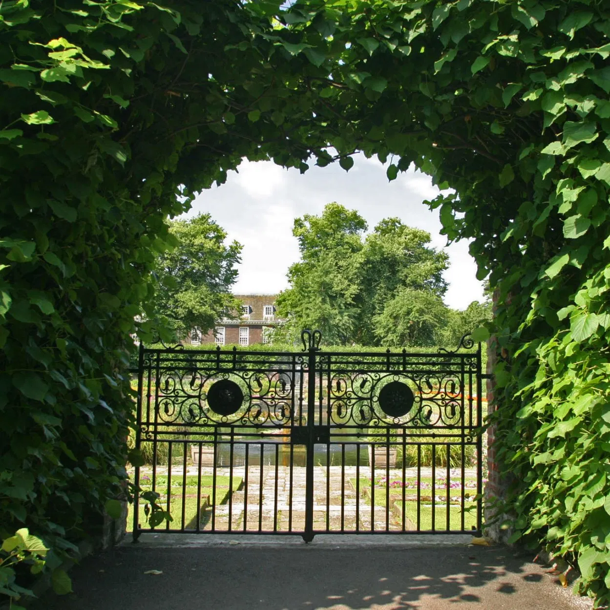 China Factory Convenient and Mildewproof Characteristic Aluminum Garden Entrance Gate