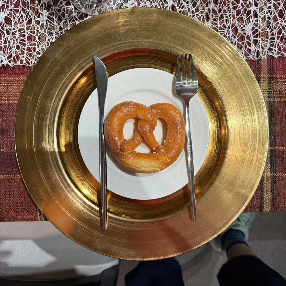 Elegant Design Plastic Disposable PP Material Couture Charger Plate for Banquet Decor