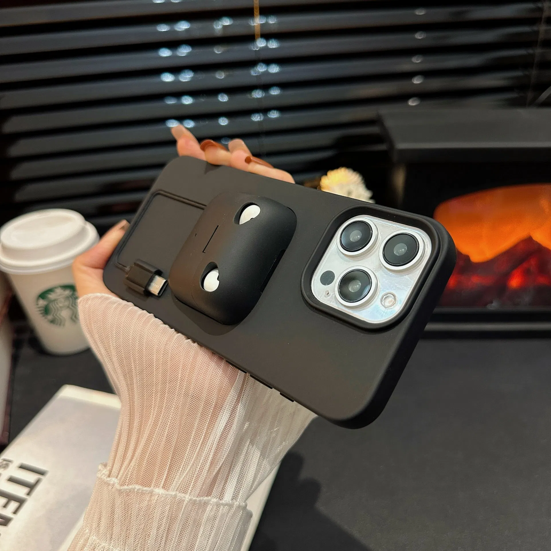 Чехол для iPhone 16 Pro Max с местом для AirPods
