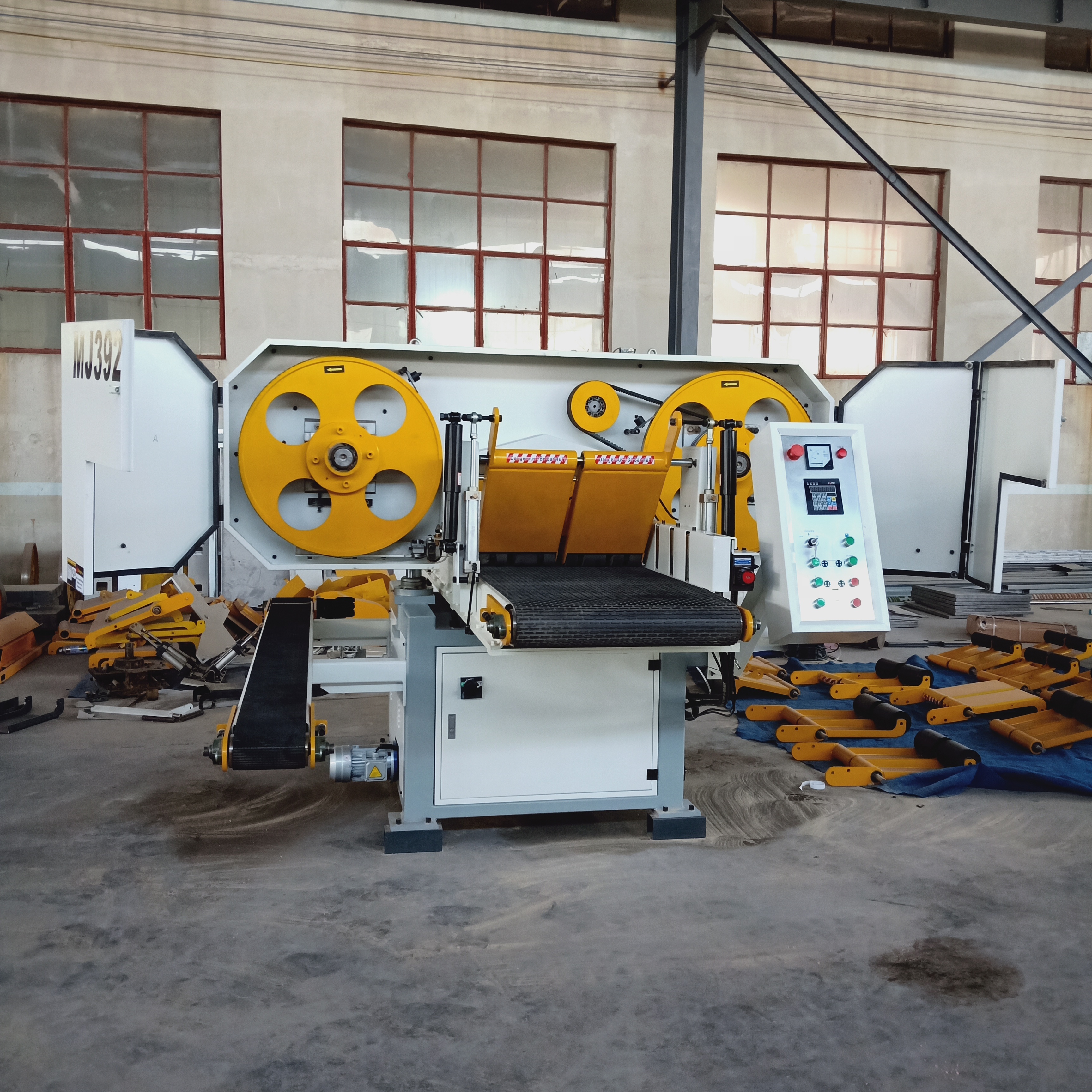 Ленточная пила по дереву горизонтальная автоматическая MJ3928-650