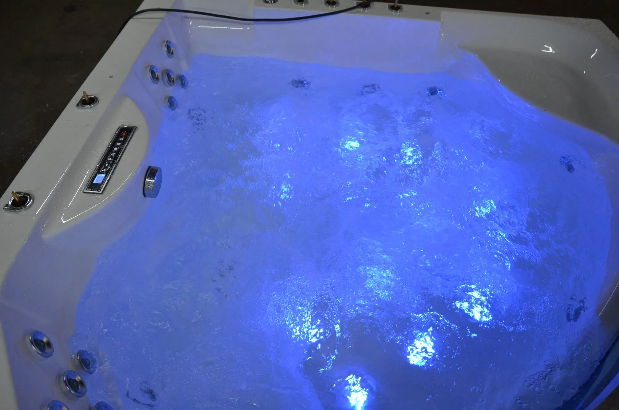 Угловая акриловая ванна с мраморной ступенью и сиденьем