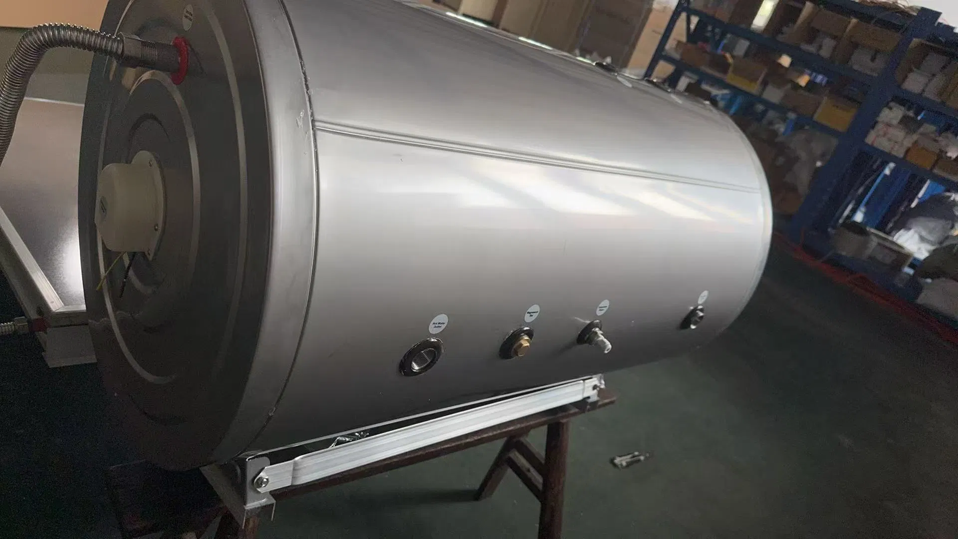 150L Flat Plate Pressurized Solar Water Heater with Back Fittings Installed for Slope Roof