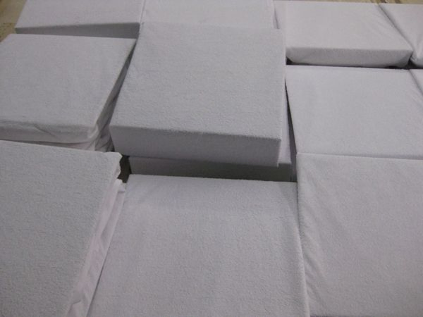 100% Polyester Cheaper Waterproof Mattress Protector with Smooth Hydrophobic Material for Bedding
