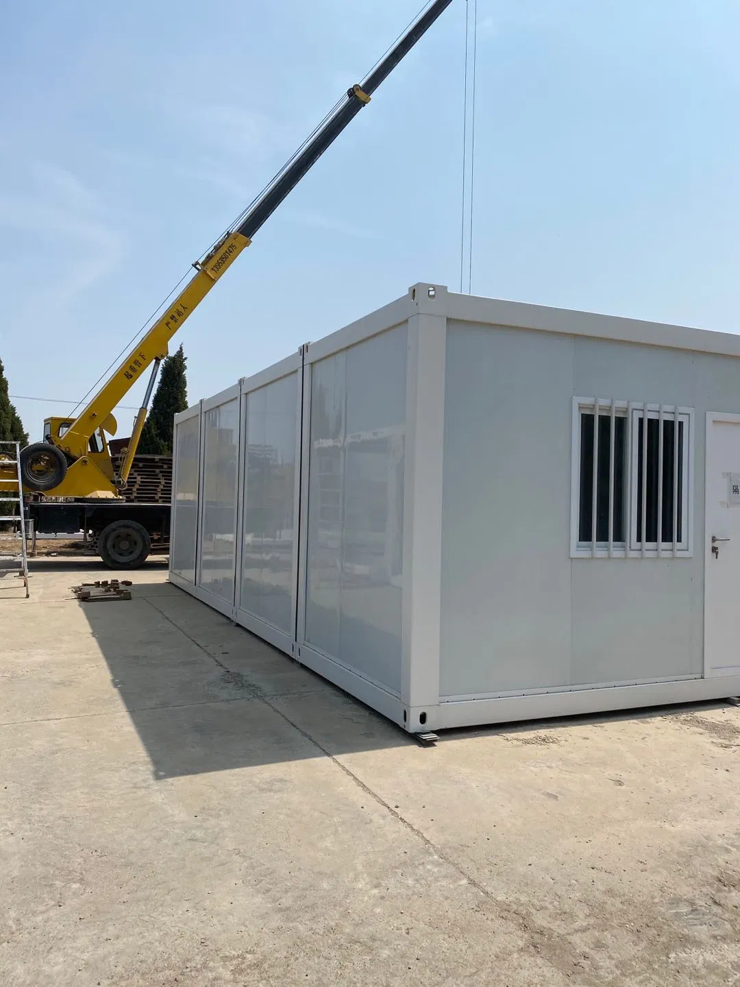 Prefabricated Container House with Modern Design Easy Installment for Office/Living Room/Bedroom