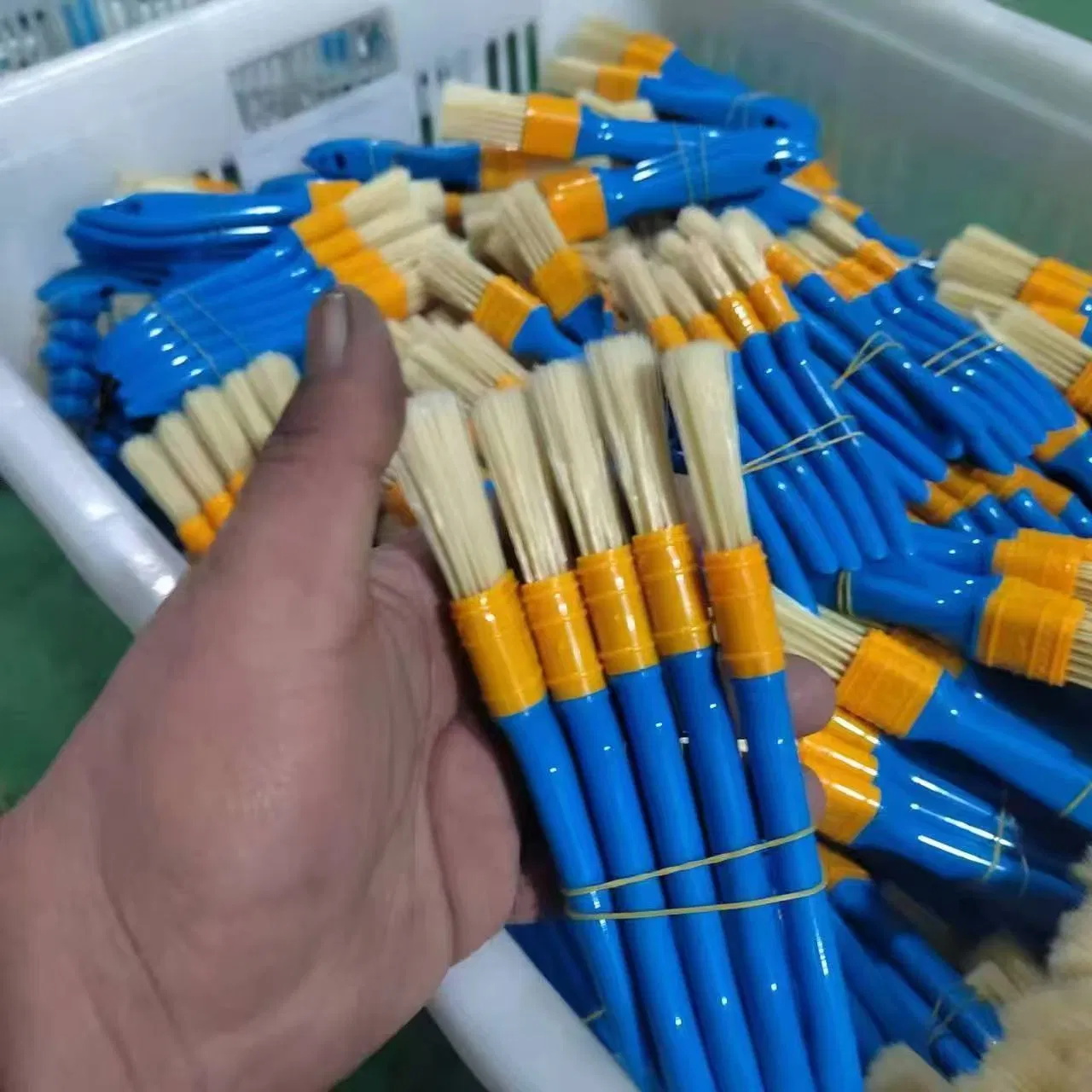 Щетки малярные из щетины, шерсти и других материалов