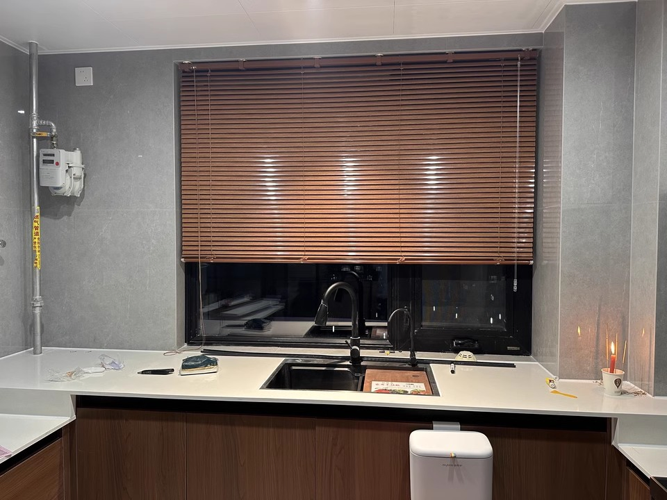 Sisheng Wood Grain Shutter by Hand Control Made of Aluminium Magnesium Alloy