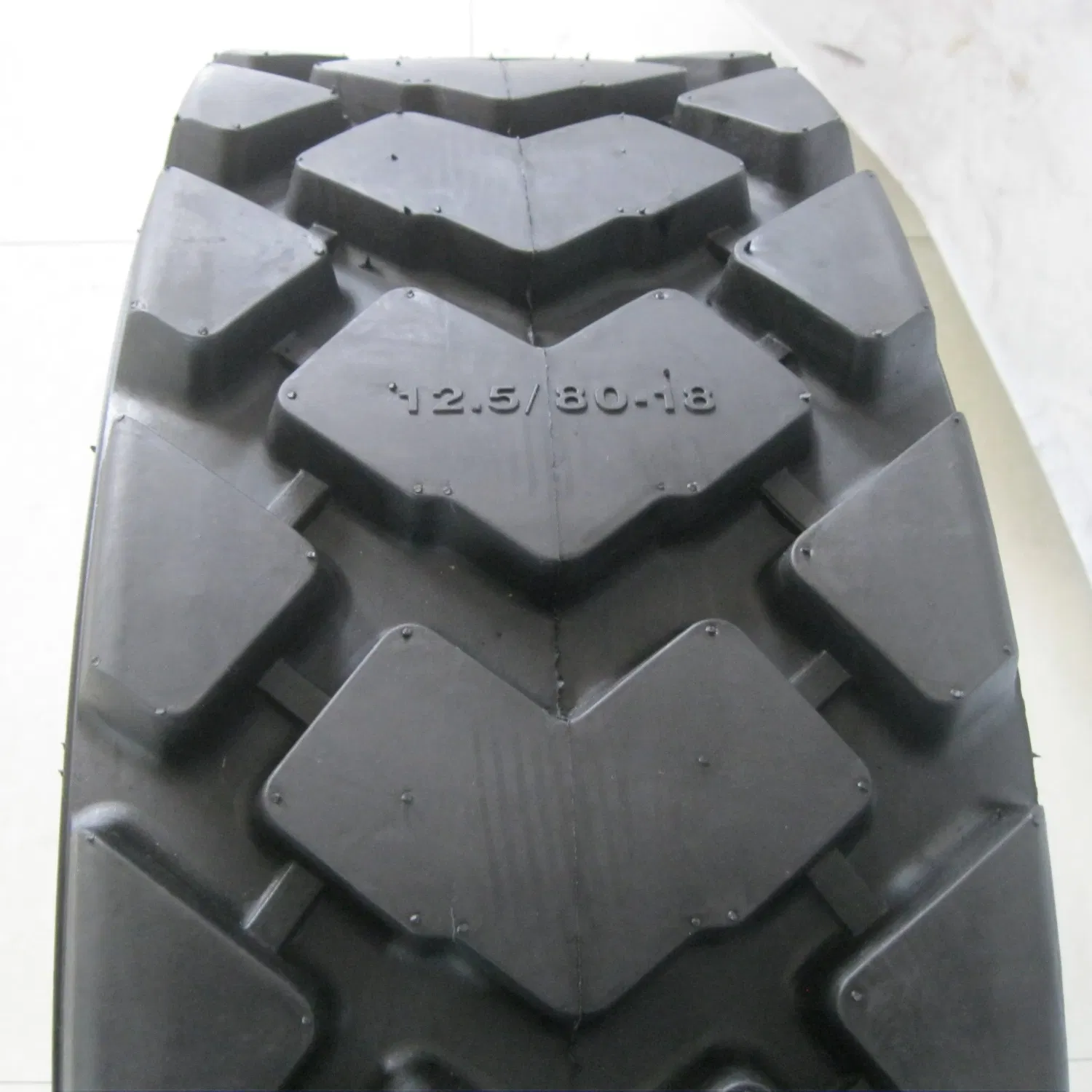 12.5/80-18 R-4 Backhoe Loader Tire for Construction and Industrial Use, ISO 9001