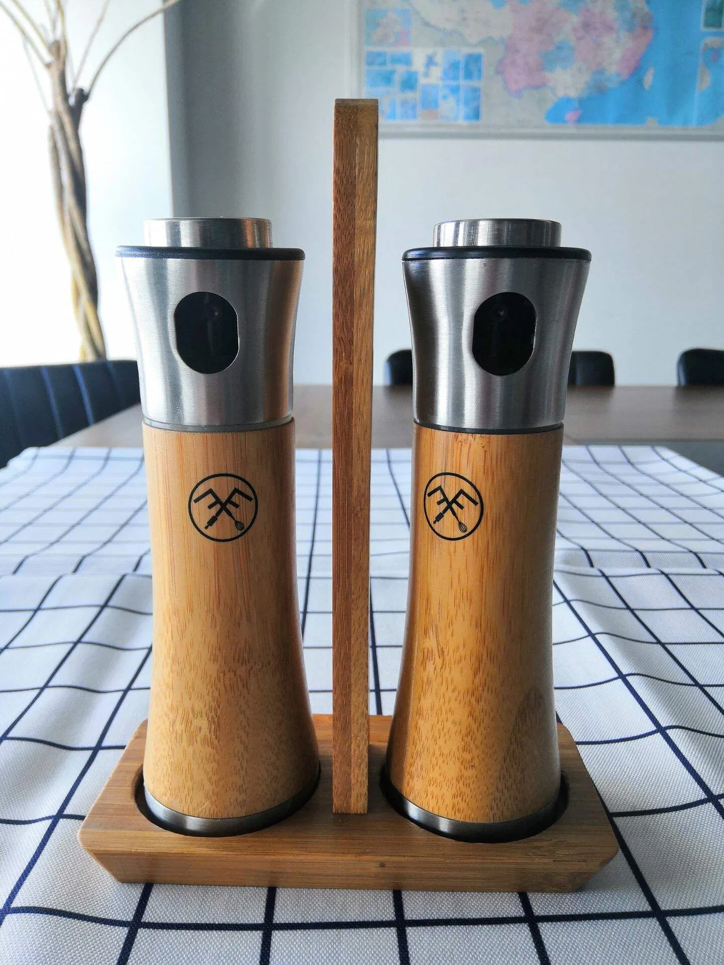Custom Logo Bamboo Olive Oil Sprayer Stainless Steel Refillable Vinegar Dispenser Bottle Kitchen Gadgets