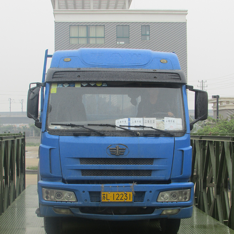 Durable Urban Metal Pedestrian Bridge for Enhanced Safety Solutions