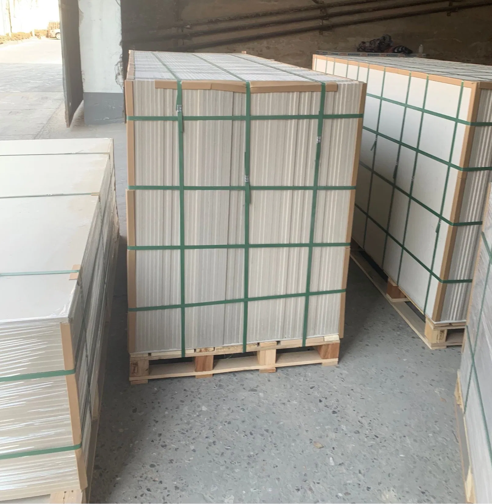 Non Asbestos 6mm 12mm Insulation Gray Wall Slab Construction Plate Calcium Silicate Sandwich Panel Ceiling Sheet Cement Fiber Board for Prefabricated House