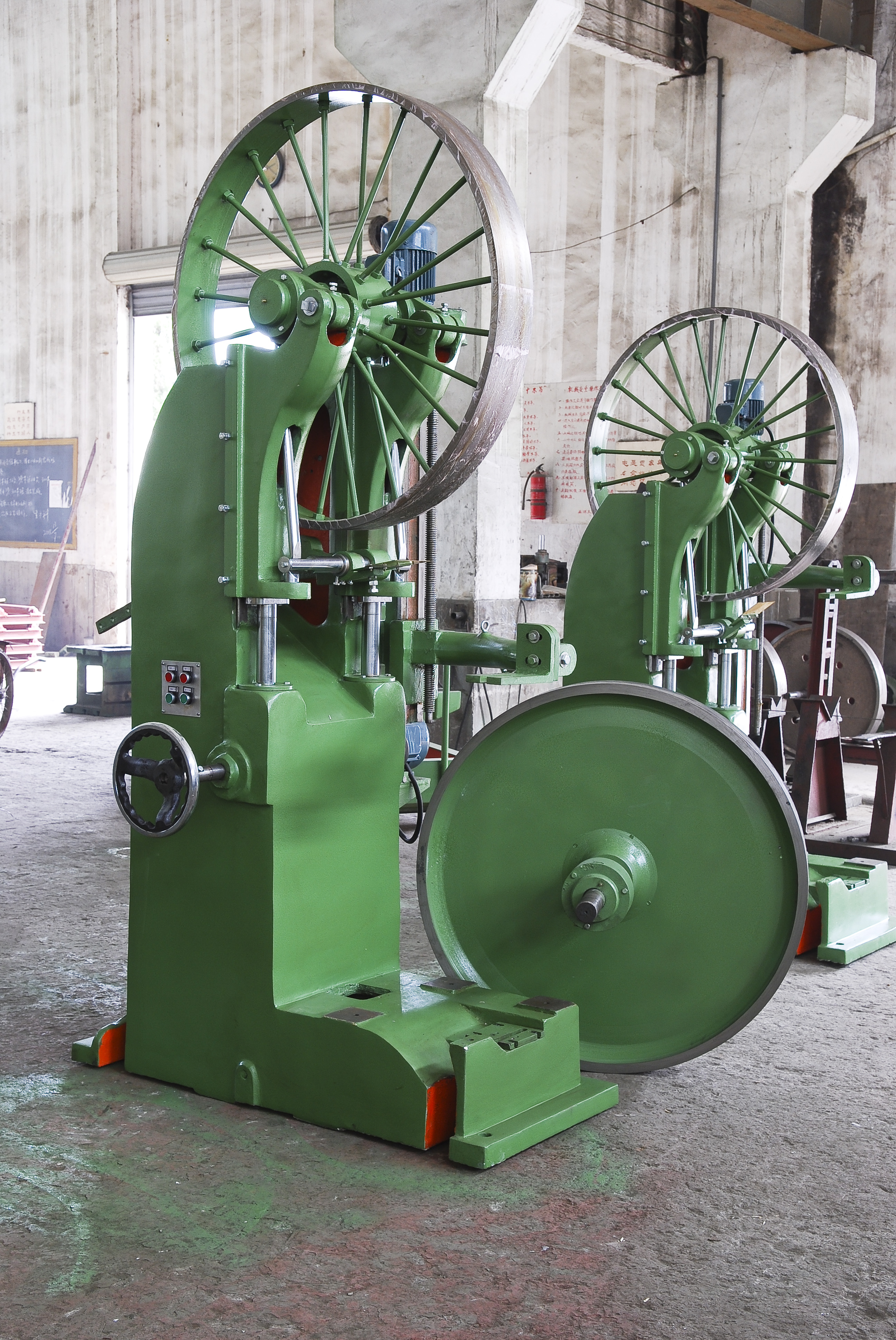 Ленточная пила по дереву вертикальная стандартная