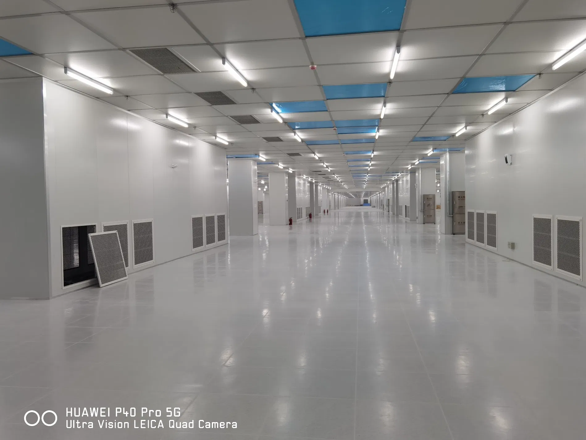 Homogeneous PVC Flooring Tiles ESD Vinyl Conductive Tile