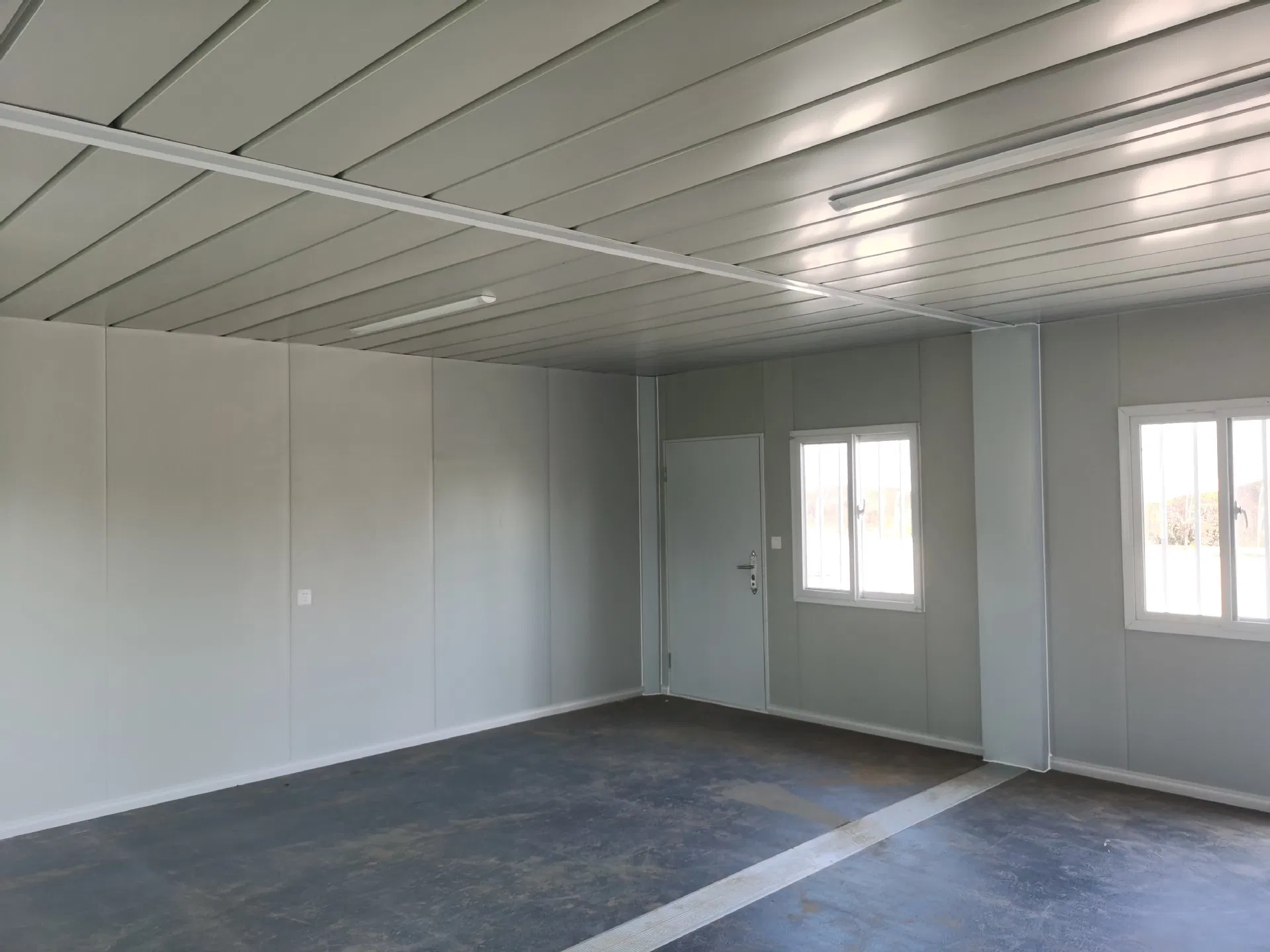 Cbox Apartment Design Q235B Steel Galvanized Paint Anti-Rust Glass Wool Cement Fireproof Material Detachable Container House