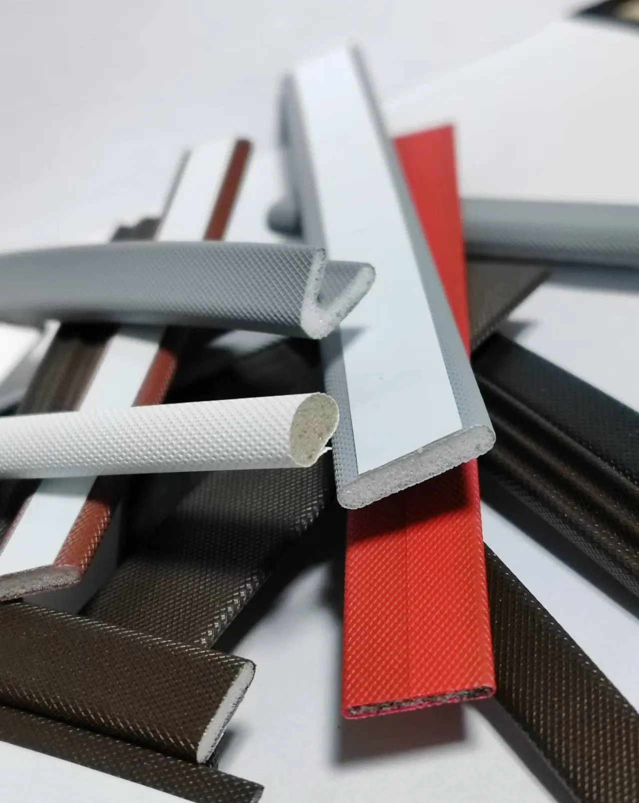 High-Quality TPV/Silicone Rubber/PU/TPE/PVC/ EPDM Foam Sealing Strip for Doors and Windows