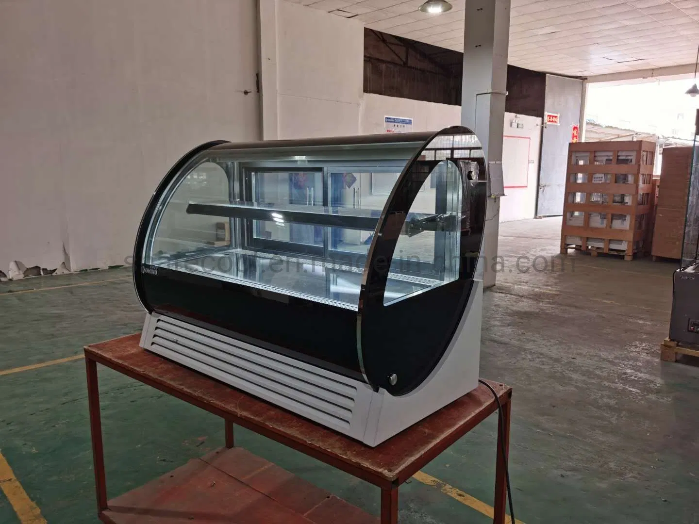 Прилавковый холодильник-витрина для тортов