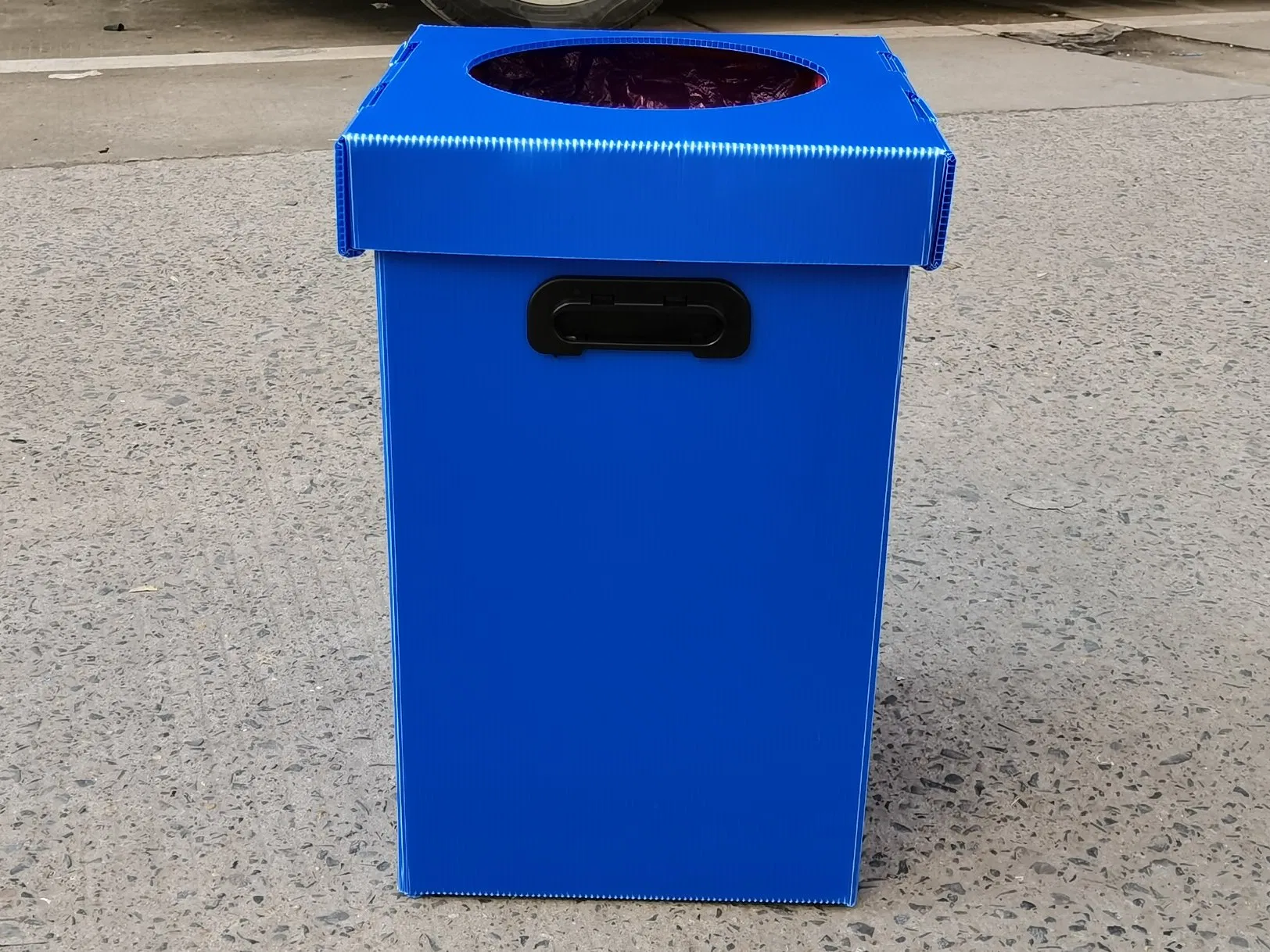 Прочный пластиковый контейнер для мусора с крышкой