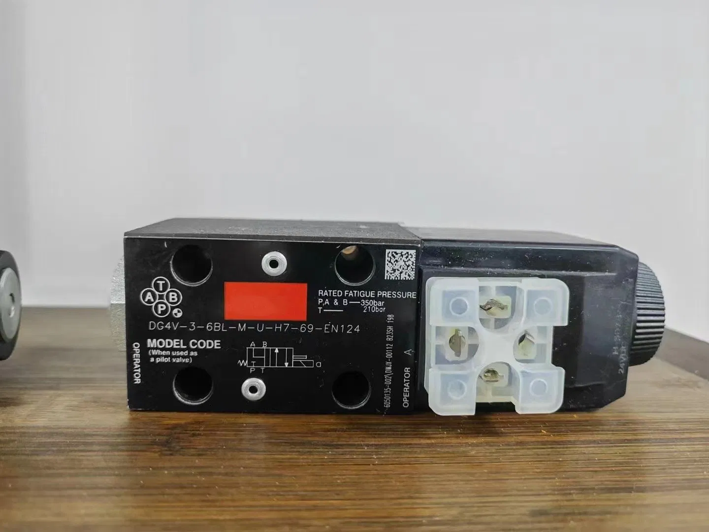 Dg4V Series Dg4V-5s-2cj-M-U-H5-20 Dg4V-3-OA-M-U-H7-69-En124 Hydraulic Directional Solenoid Valve