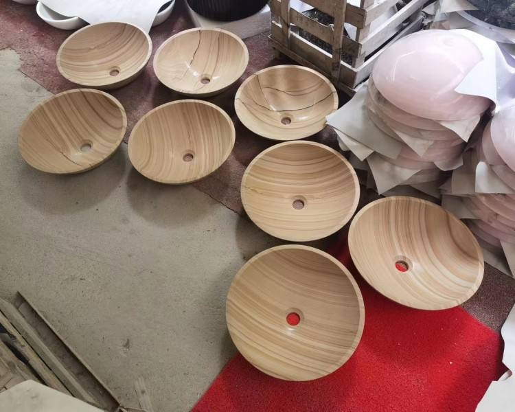 Раковина из белого песчаника с деревянной тумбой для ванной