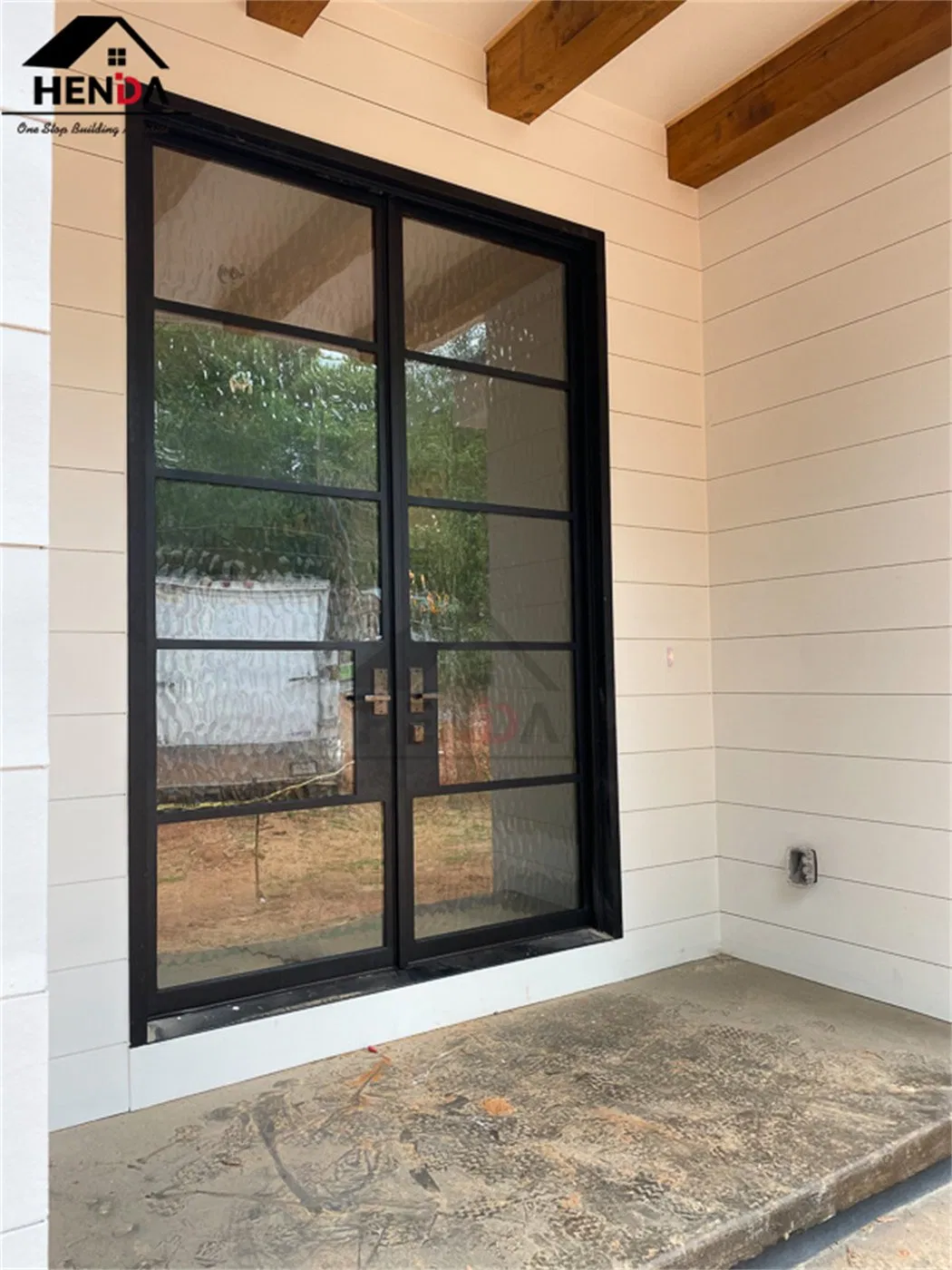 Стальная входная дверь с коваными элементами и стеклом