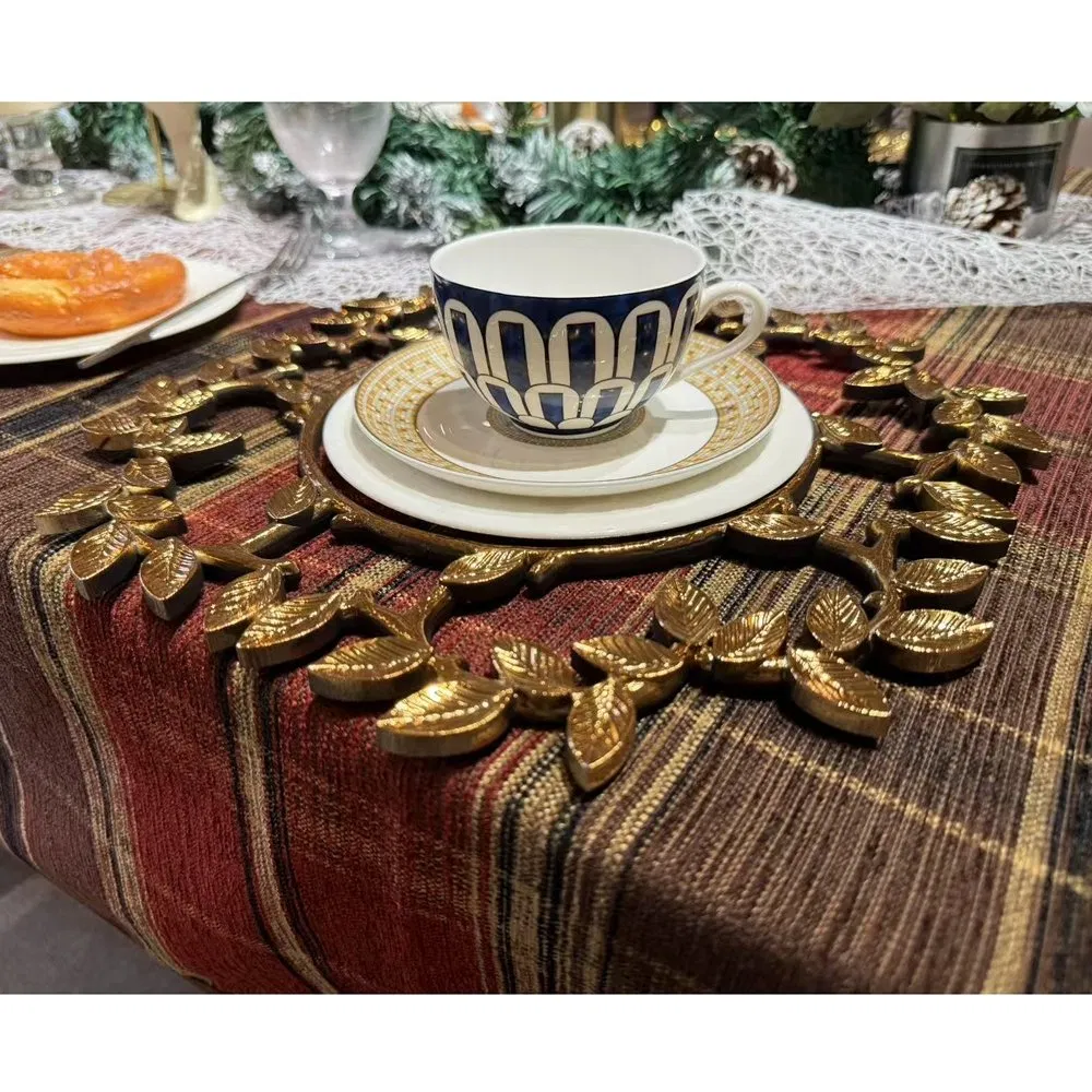 Elegant Presentation Hollow Wreath Design Disposable Plastic Light Industrial Charger Plate