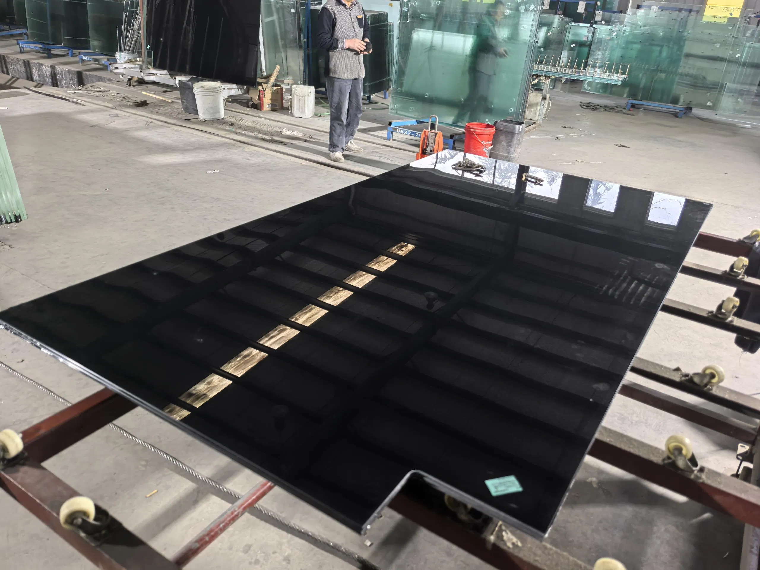 Supply 4mm+1.14 Black PVB Film+4mm Irregular Tempered Laminated Glass for Building Curtain Walls