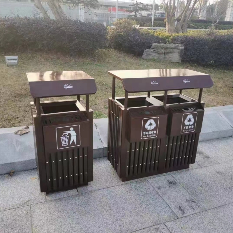 Прочный уличный мусорный бак из металла и дерева