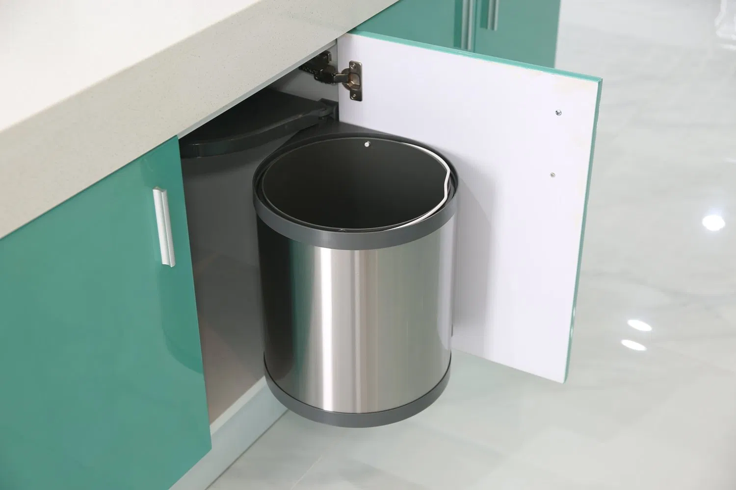 Встроенная выдвижная урна Tekey для кухни под мойку