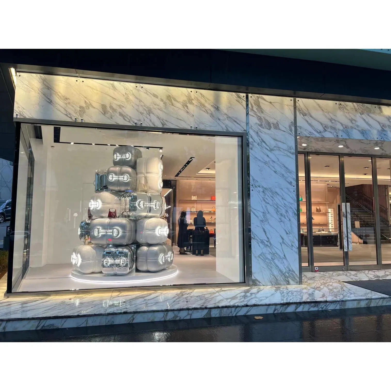 Custom Luxury Bag Window Decoration Christmas Tree Theme Window Display Props