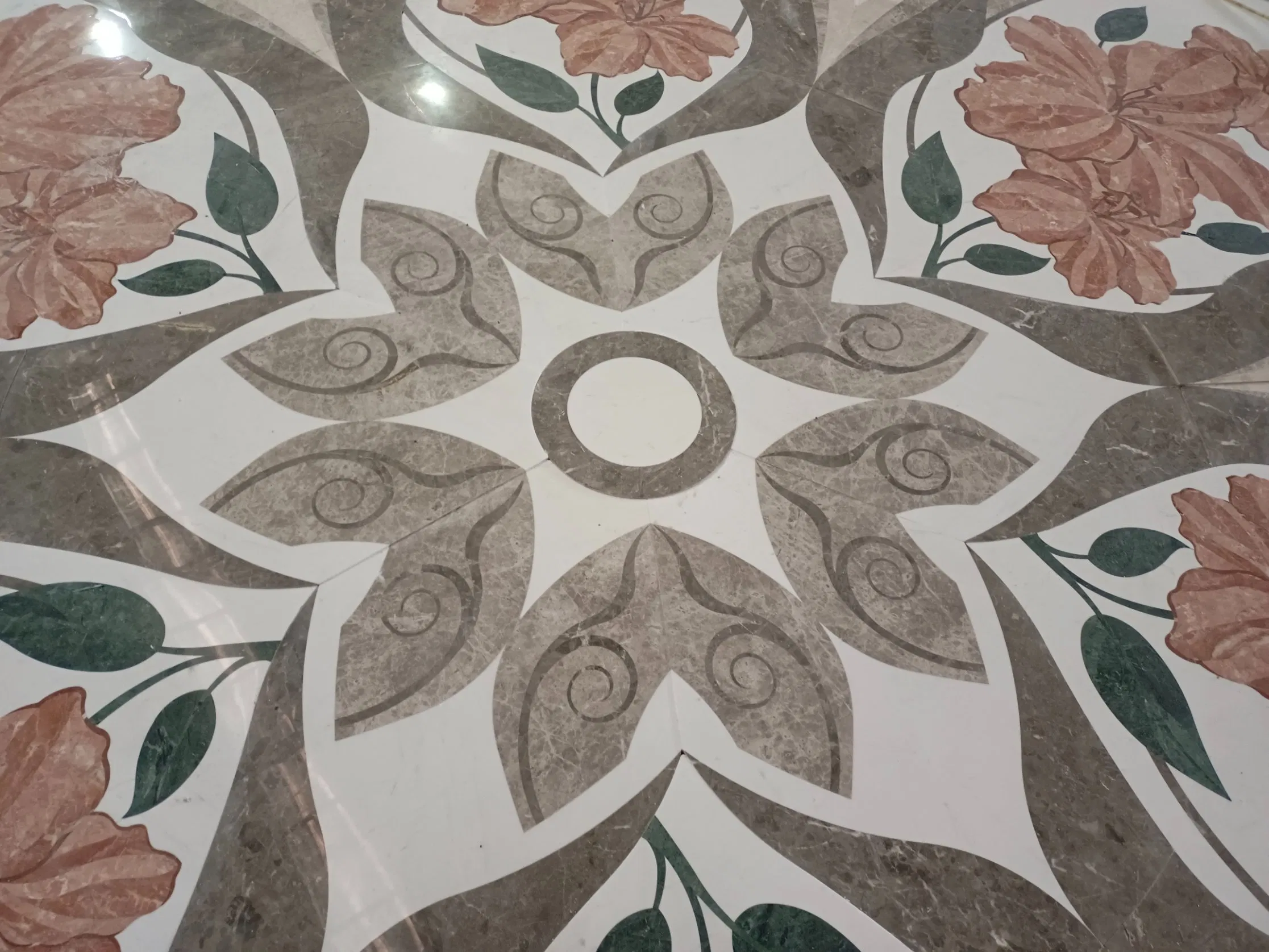 Мраморная мозаика Water-Jet для пола в прихожей