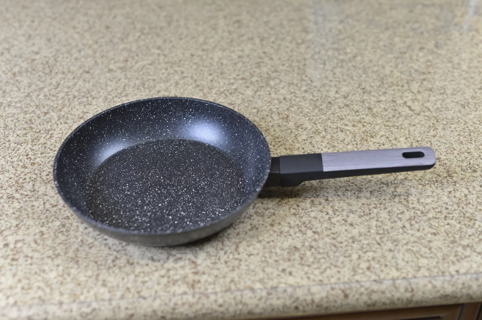 Modern Designed 24cm Kitchen Cookware Frying Pan with UC Handle