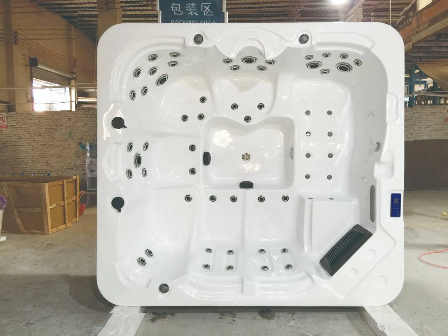 Большая ванна с гидромассажем для улицы и дома