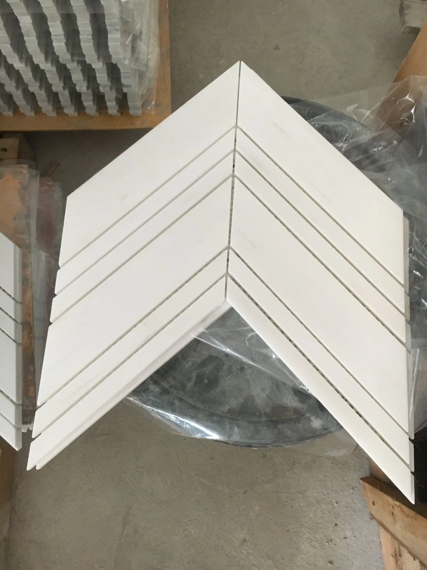 Мозаичная плитка 'ёлочка' из мрамора для стен и пола