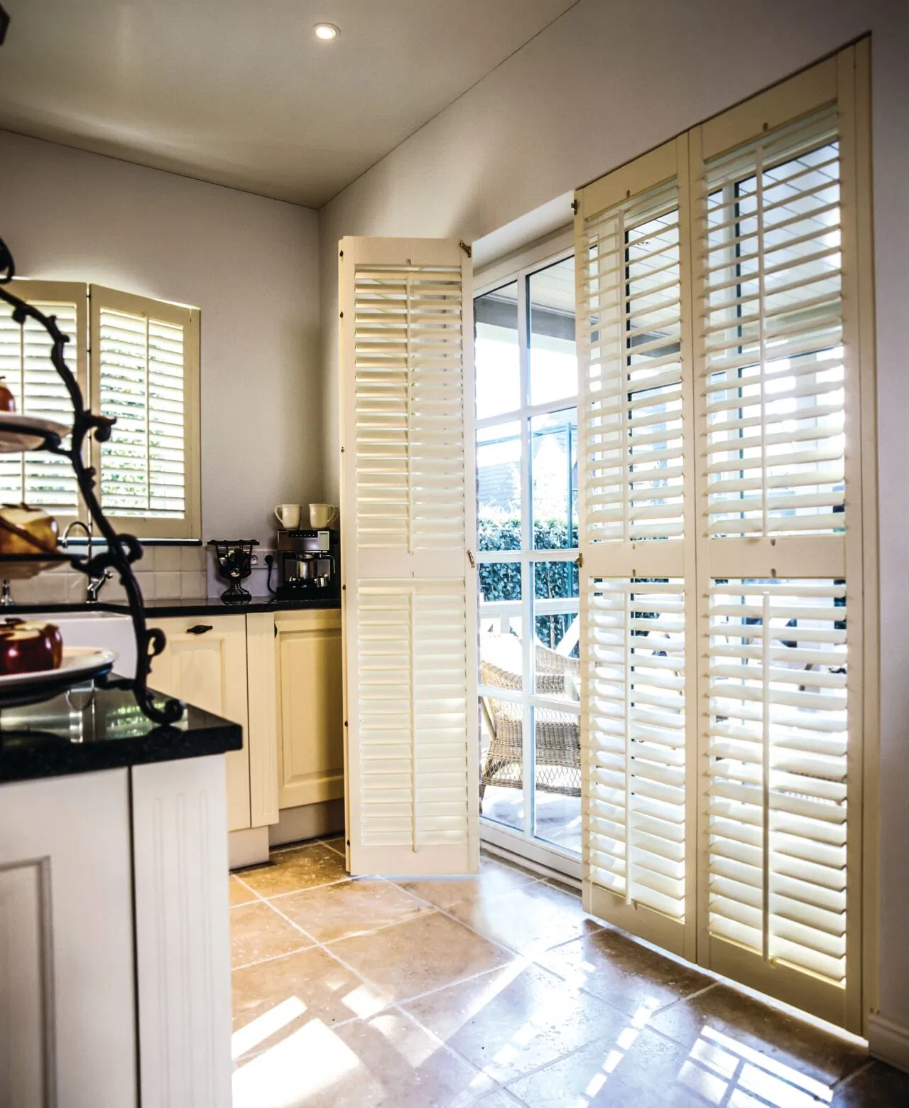 Wooden PVC Plantation Shutter for Outdoor Hotel Residential Entry Use Painted Louver