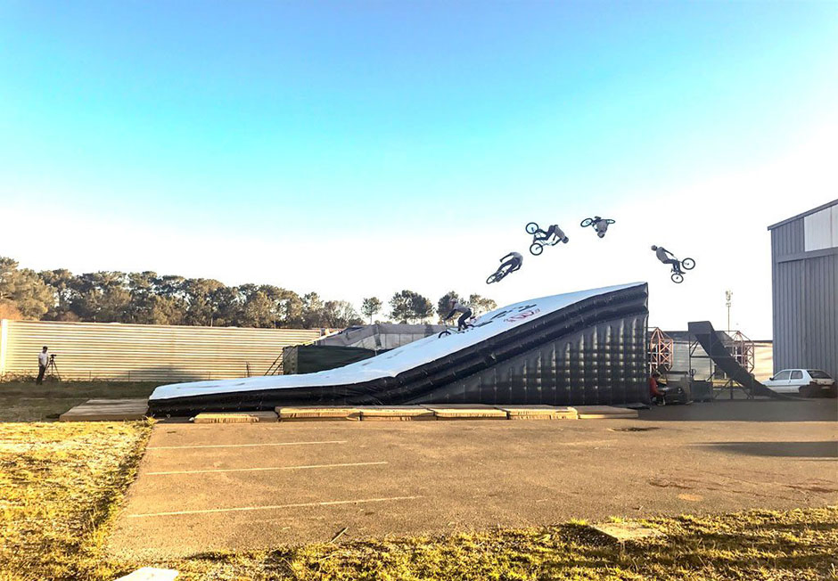 2023 New Custom Size Outdoor Big Inflatable Jump Airbag for Bike