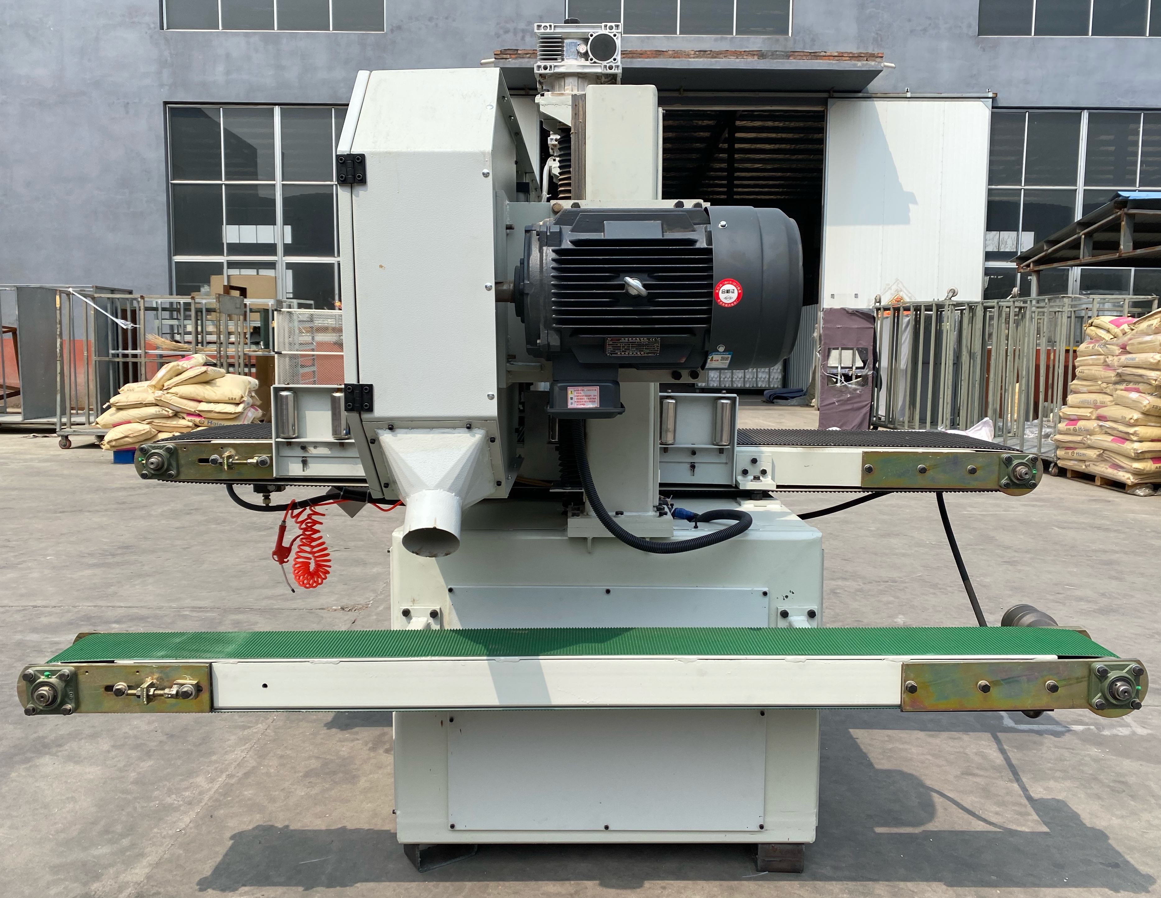 Станок для резки дерева горизонтальный ленточнопильный