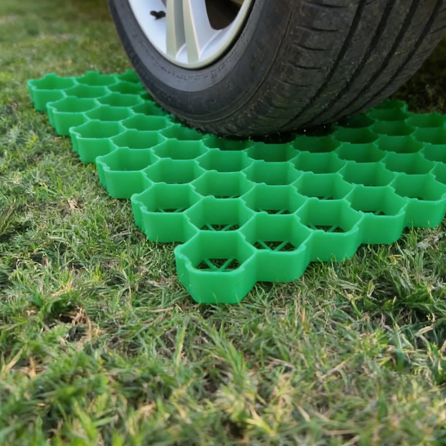 Honeycomb Plastic Grass Driveway Mesh Grid Gravel Stabilized for Vehicle and Pedestrian Traffic Core Landscape