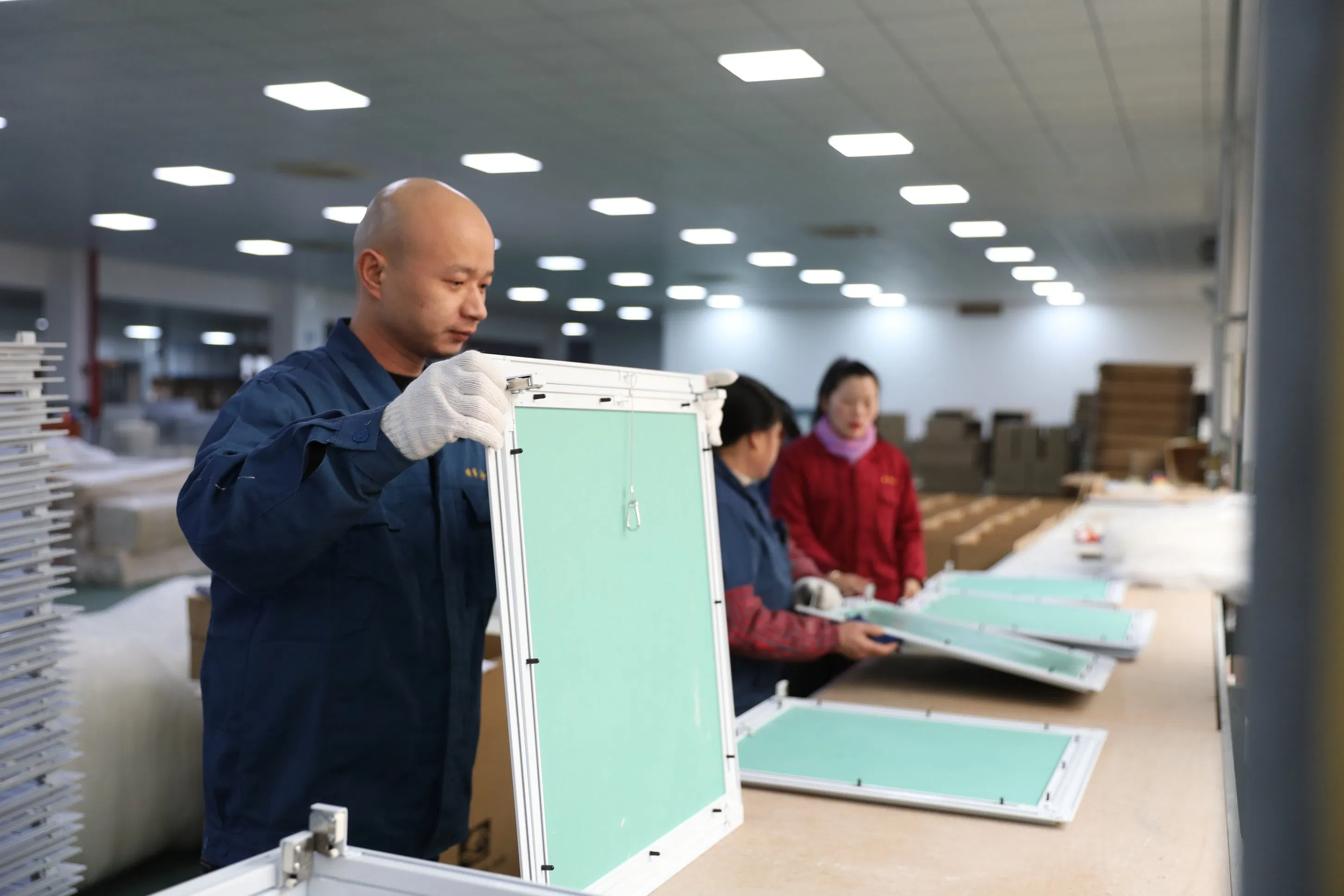 Металлическая потолочная панель с замком доступа