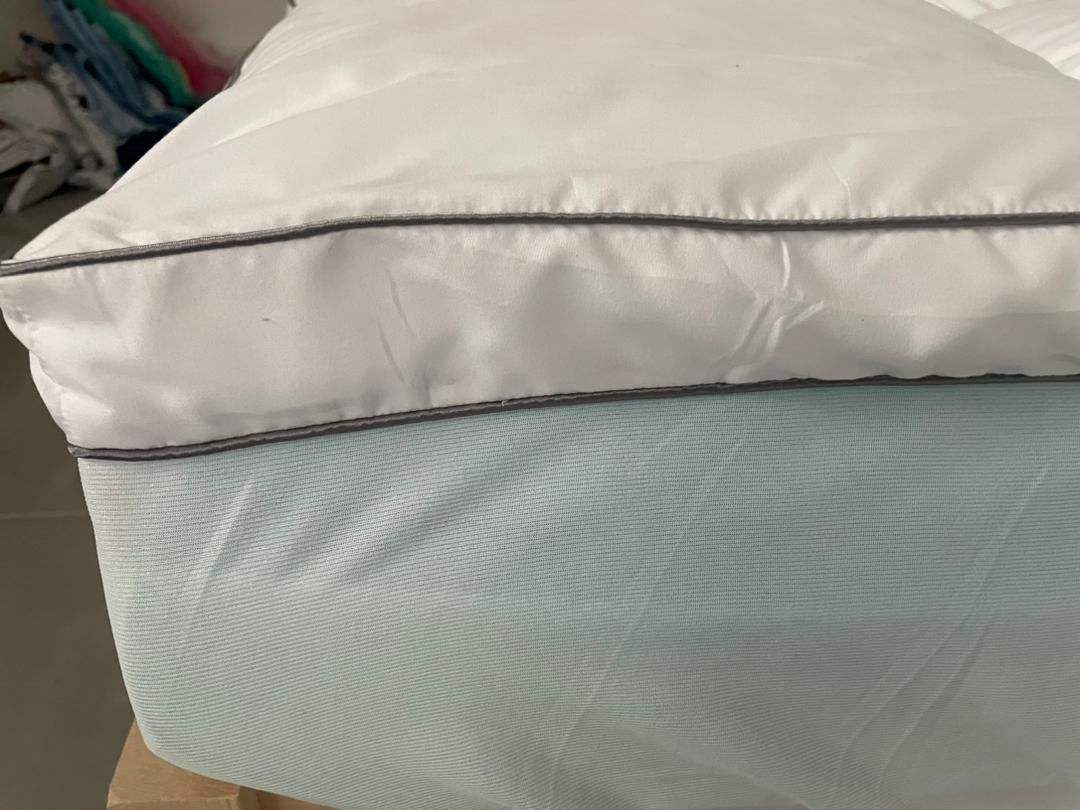 Hot Sale Polyester Mattress Topper/Bed Pad for Home and Hotel, Extra Thickness Warm and Comfortable with Grey Piping