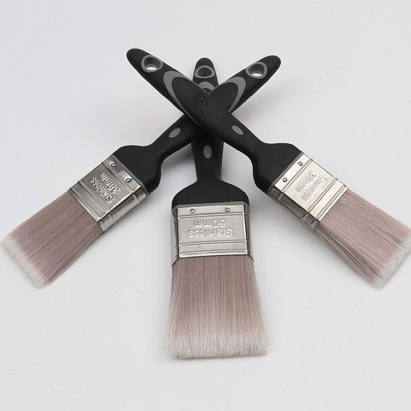 Малярная кисть с удлинённой деревянной ручкой и толстой щетиной