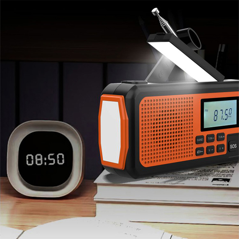 Портативная радиостанция с солнечной панелью и ручной зарядкой